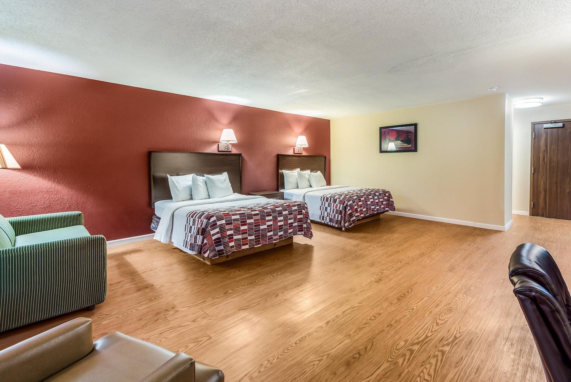 Red Roof & 2* Wapakoneta